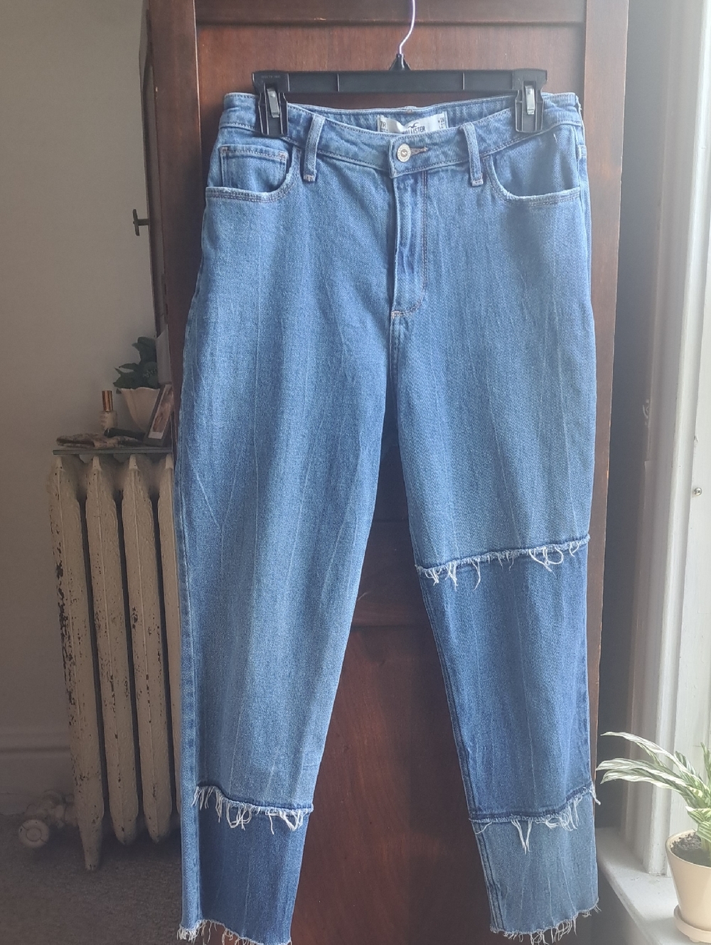 Hollister Size W28 7R Curvy High Rise Mom Jean With Tapered Leg Raw Hem